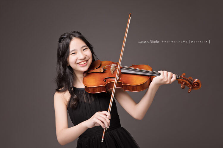 芊甯為了音樂會的海報及手冊來拍音樂會的人像攝影，這張芊甯正拉著提琴！