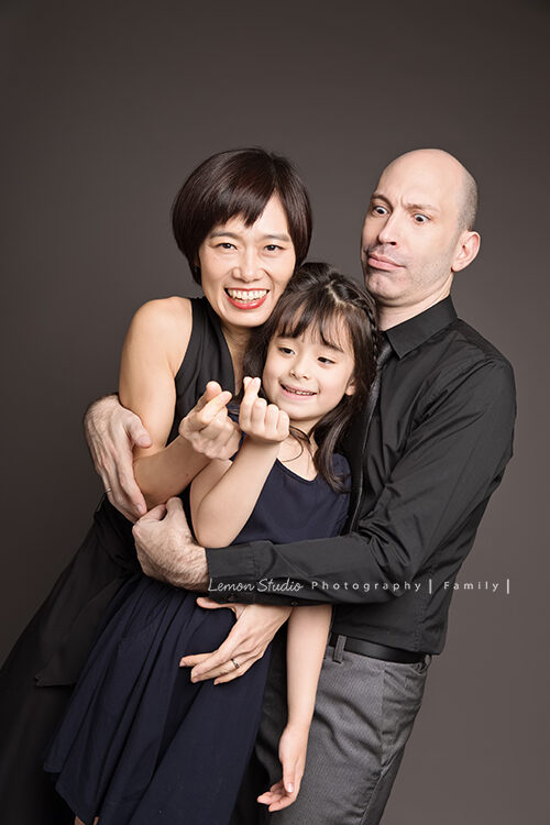 純慧媽麻一家人來拍家庭寫真,這張全家福爸拔好有戲啊!