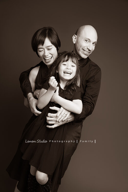 純慧媽麻一家人來拍家庭寫真,這張全家福攝影師捕捉到全家人互動很美好的一瞬間啊!