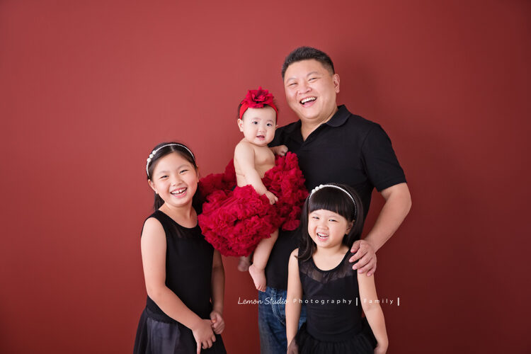 Vivien媽麻一家第八次來拍家庭寫真，這張是爸拔與三姊妹的合照！