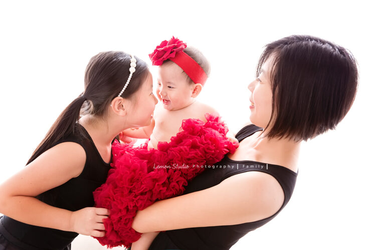 Vivien媽麻一家第八次來拍家庭寫真，這張姊姊正在逗妹妹玩！