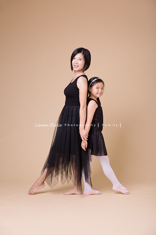 Vivien媽麻一家第八次來拍家庭寫真，這張媽麻與姊姊都換上芭蕾舞的服裝拍合照！