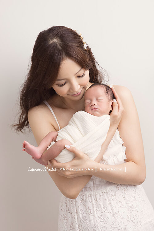 彥君媽麻一家來拍新生兒攝影，這張漂亮的媽麻抱著熟睡的寶寶！