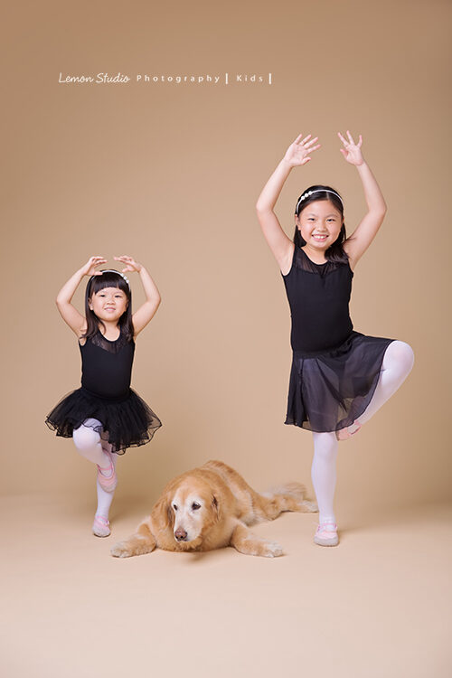 Vivien媽麻一家第八次來拍家庭寫真，這張大姐二姐穿上芭蕾舞的服裝跟狗狗妮妮拍合照！