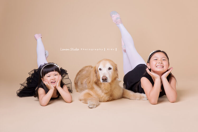 Vivien媽麻一家第八次來拍家庭寫真，這張正在跳舞的大姐二姐跟狗狗妮妮拍合照！