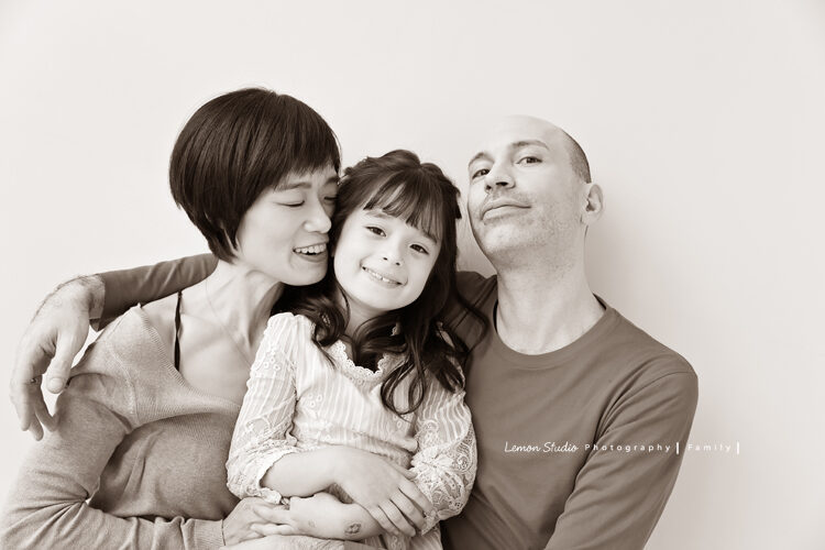 純慧媽麻一家人來拍家庭寫真,這張全家人都很放鬆的全家福
