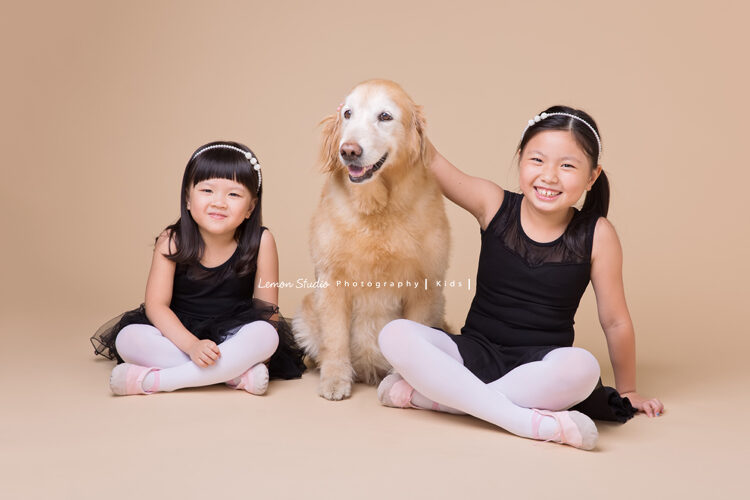Vivien媽麻一家第八次來拍家庭寫真，這張大姐二姐跟狗狗妮妮拍合照！