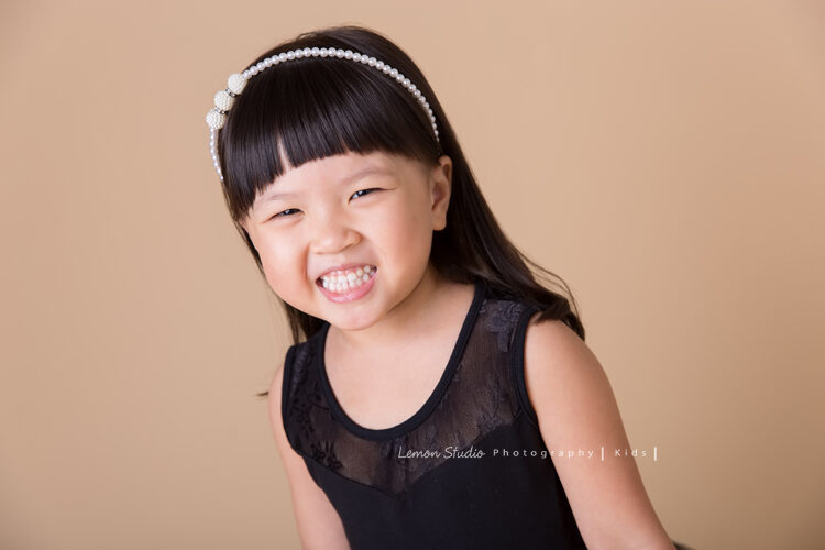 Vivien媽麻一家第八次來拍兒童寫真，這張是二姐可愛的獨照！