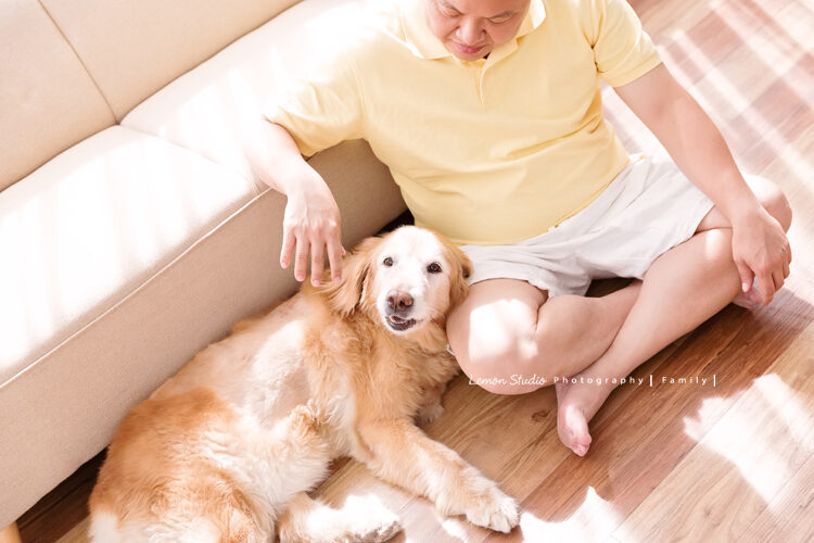 Vivien媽麻一家第八次來拍寵物寫真，這張是狗狗妮妮躺在爸拔身上！