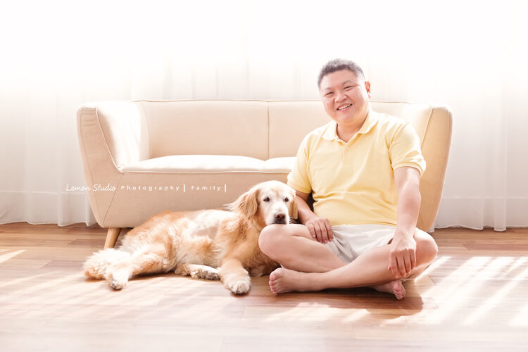 Vivien媽麻一家第八次來拍寵物寫真，這張是爸拔和狗狗妮妮合照！