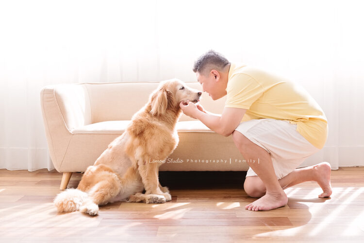 Vivien媽麻一家第八次來拍寵物寫真，這張是爸拔和狗狗妮妮互動合照！