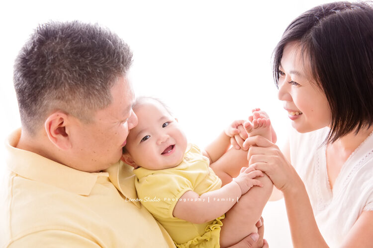 Vivien媽麻一家第八次來拍家庭寫真，這張是爸拔媽麻和小妹的互動合照！