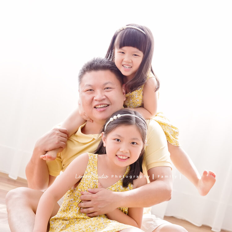 Vivien媽麻一家第八次來拍家庭寫真，這張是爸拔和大姐二姐的合照！