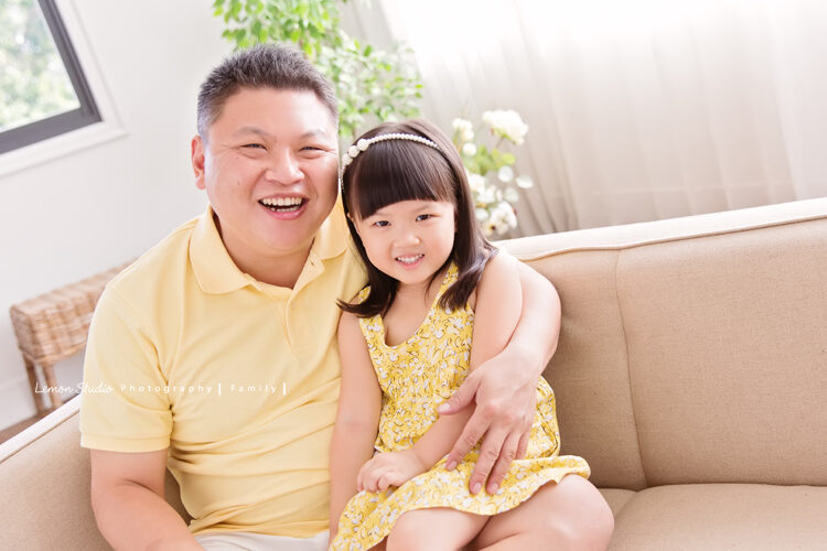 Vivien媽麻一家第八次來拍家庭寫真，這張是爸拔和二姐的合照！
