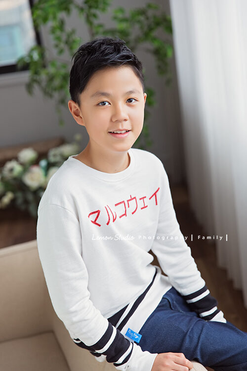 睽違12年毓婷媽麻一家再次來拍全家福攝影,這張是世朋帥氣的獨照!