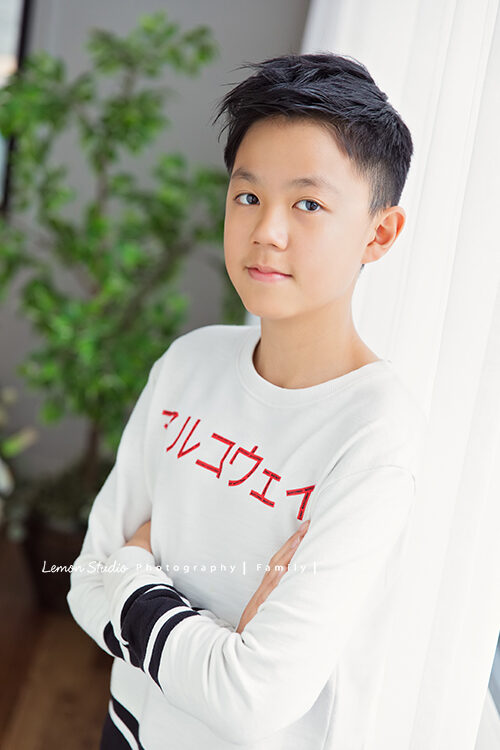 睽違12年毓婷媽麻一家再次來拍全家福攝影,這張是世朋帥氣有自信的獨照!