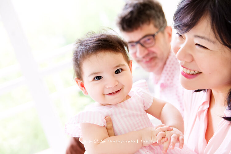 Mina一家來拍寶寶攝影，這張相片媽麻和Mina都笑得好美啊！