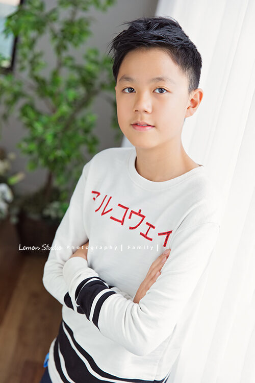 睽違12年毓婷媽麻一家再次來拍全家福攝影,這張是世朋的個人寫真!