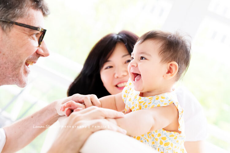 Mina一家來拍寶寶攝影，這張Mina跟爸拔玩得很開心啊！