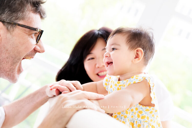 Mina一家來拍寶寶攝影，這張Mina跟爸拔感情很好啊！