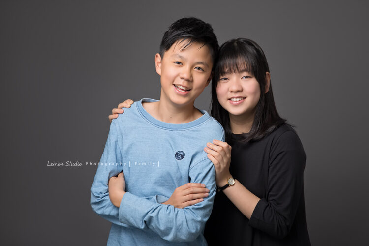 睽違12年毓婷媽麻一家再次來拍照,這張是姐弟倆的合照