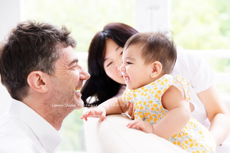 Mina一家來拍寶寶攝影，這張Mina跟爸拔的表情好像啊！