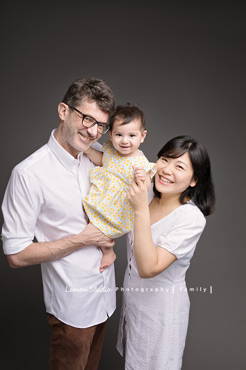 Mina一家來拍家庭攝影，這張是一家三口的全家福！