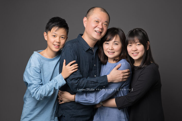 睽違12年毓婷媽麻一家再次來拍照,這是一家四口的全家福!