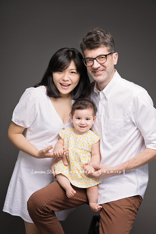 Mina一家來拍家庭攝影，這張是一家三口溫馨的全家福！