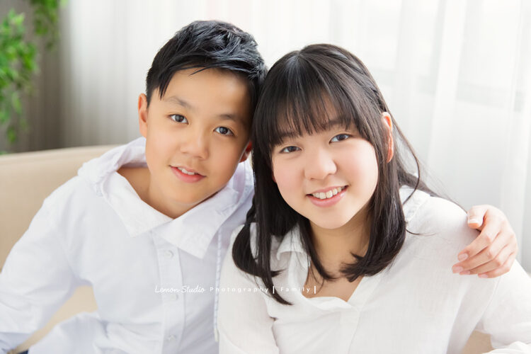 睽違12年毓婷媽麻一家再次來拍照,這張是姐弟倆的美好合照