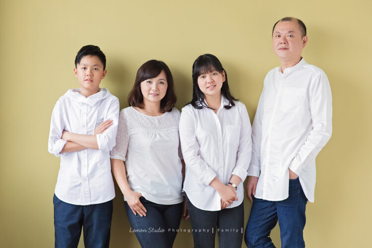 睽違12年毓婷媽麻一家再次來拍照,這是一家四口輕鬆的全家福!