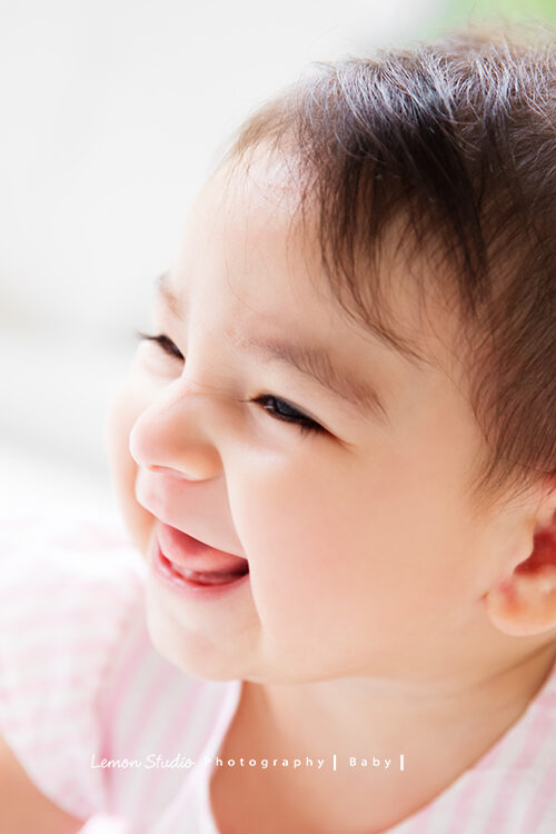 Mina一家來拍寶寶攝影，這張Mina的特寫，Mina笑容好漂亮！