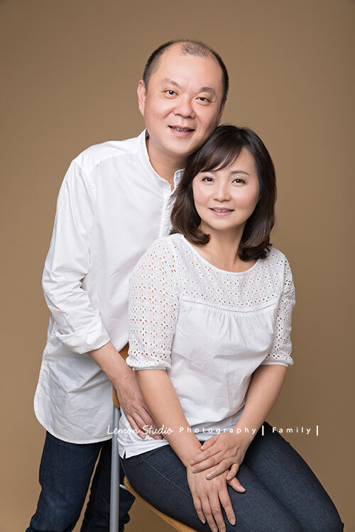 睽違12年毓婷媽麻一家再次來拍照,這張是爸拔媽麻的合照!