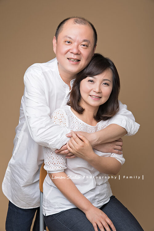 睽違12年毓婷媽麻一家再次來拍照,這張爸拔抱著媽麻合照!