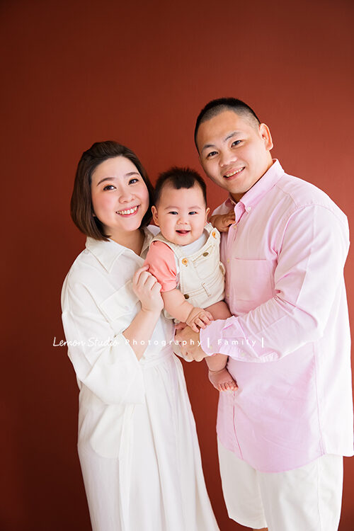 咨妤媽麻一家來拍照，這張是幸福洋溢的全家福