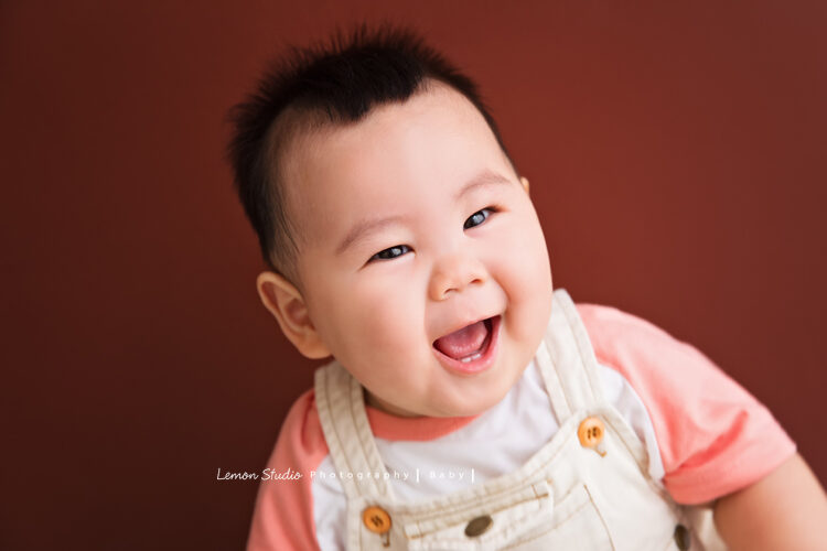 咨妤媽麻一家來拍照，這張是頭好壯壯的寶寶！