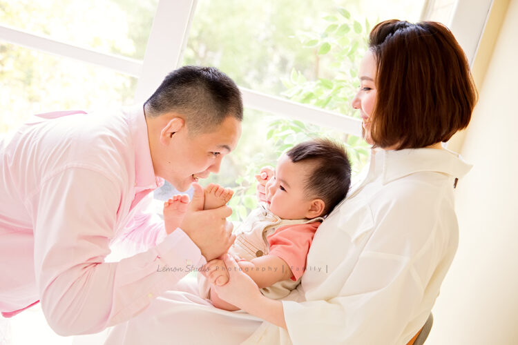 咨妤媽麻一家來拍照，這張是爸拔媽麻跟寶寶的互動！