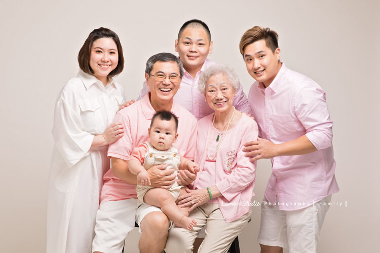咨妤媽麻一家來拍照，這張是四代同堂的全家福