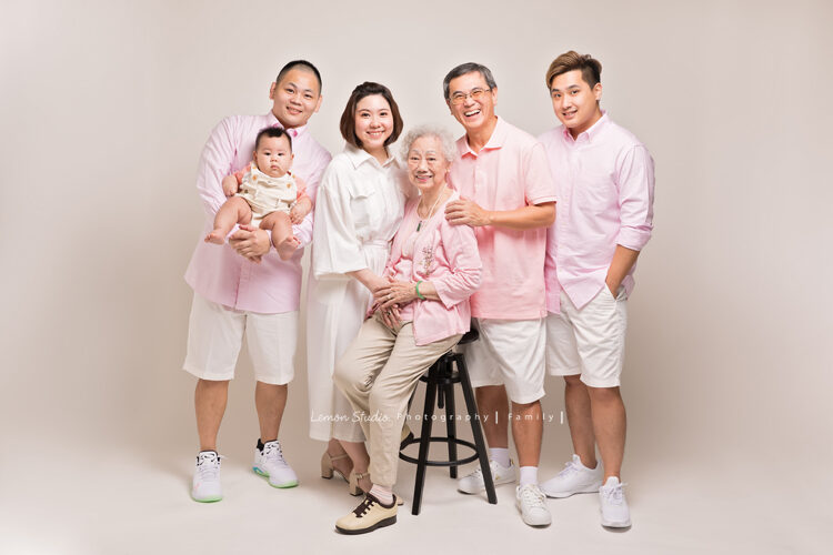 咨妤媽麻一家來拍照，這張是四代同堂的全家福，全家人穿著粉紅色的上衣很有氣質！