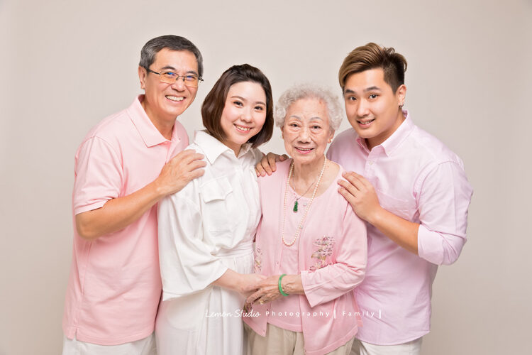 咨妤媽麻一家來拍照，這張是和美麗的阿祖的合照