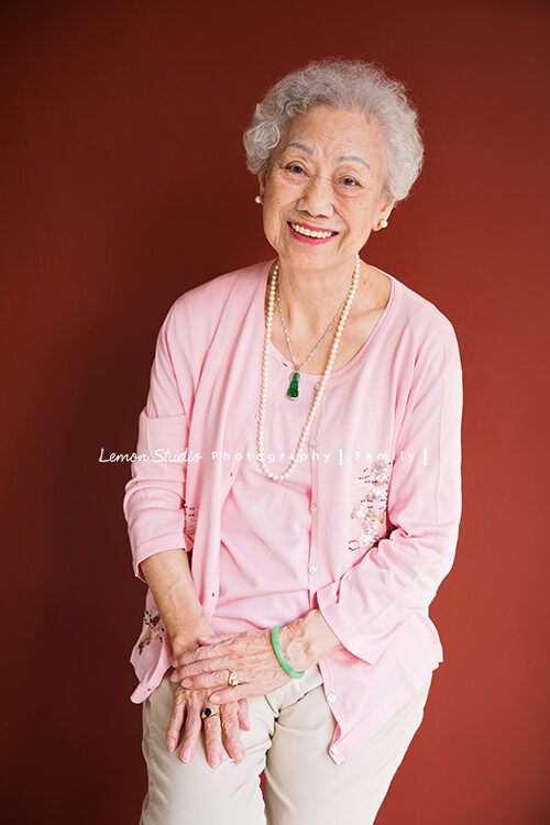 咨妤媽麻一家來拍照，這張是美麗的阿祖獨照