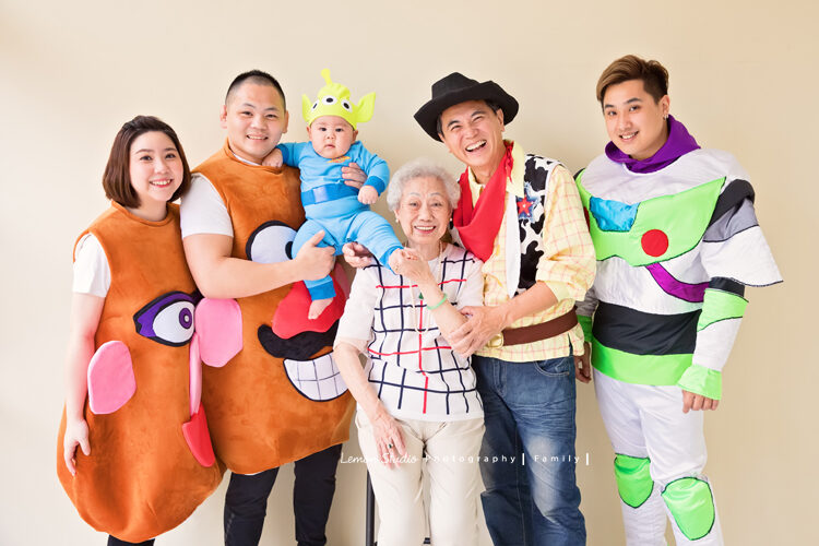 咨妤媽麻一家四代同堂來拍家庭攝影，這張相片全家人都穿上了玩具總動員的造型服，太特別了，好可愛也好有意義啊！