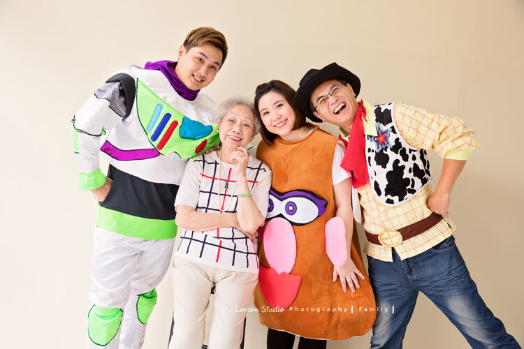 咨妤媽麻一家四代同堂來拍家庭攝影，這張全家人都穿上了玩具總動員的造型服拍合照！