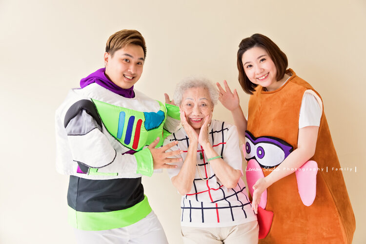 咨妤媽麻一家四代同堂來拍家庭照，這張阿祖好可愛！