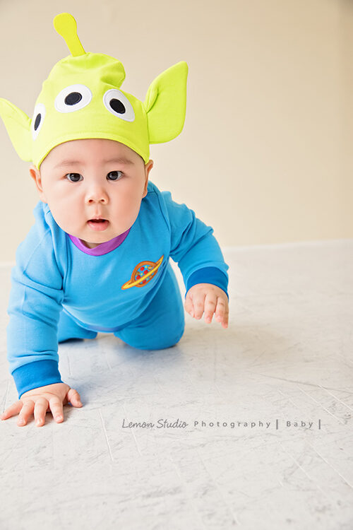 咨妤媽麻一家來拍寶寶寫真，這張寶寶在地上爬！