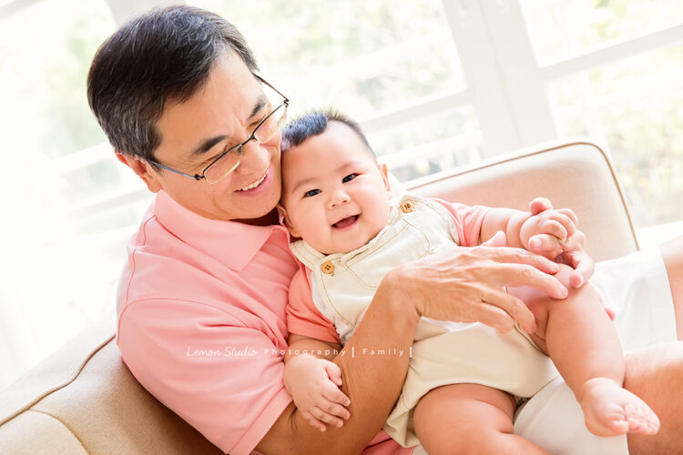 咨妤媽麻一家四代同堂來拍家庭照，這張是阿公跟寶寶合照