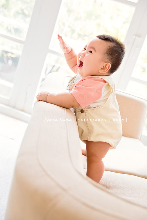 咨妤媽麻一家來拍寶寶寫真，這張寶寶很嗨！