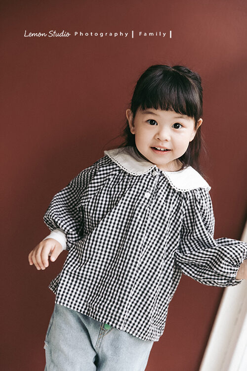 Kaka媽麻一家來拍家庭寫真，這張是女兒的獨照！