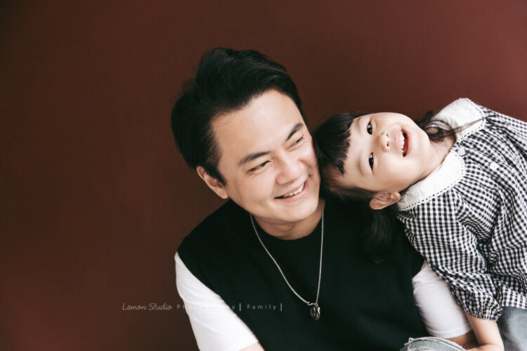 Kaka媽麻一家來拍家庭寫真，這張是爸拔跟女兒的自然互動！