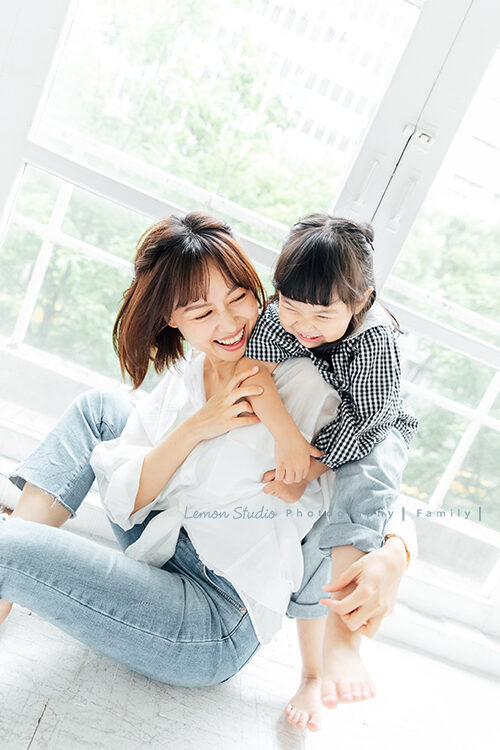 Kaka媽麻一家來拍家庭寫真，這張是媽媽與女兒的自然的互動